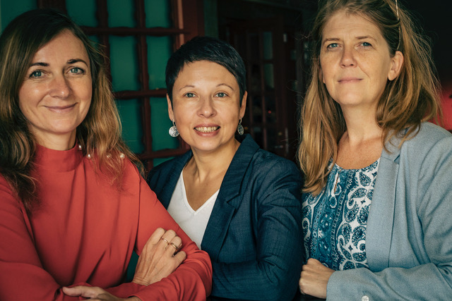 Bild på tre kvinnliga journalister