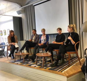 Var går gränsen mellan journalistik och content? Caroline Widenheim (ordförande Västra Frilansklubben), Ulrika Hyllert (ordförande journalistförbundet), Magnus Carlsson (frilansjournalist och contentskrivent) och Petra Hansson (Spoon agency). Samtalet leds av Maria Bard (ledamot i Västra Frilansklubbens styrelse) deltog i samtalet. Foto: Emilia Söderholm