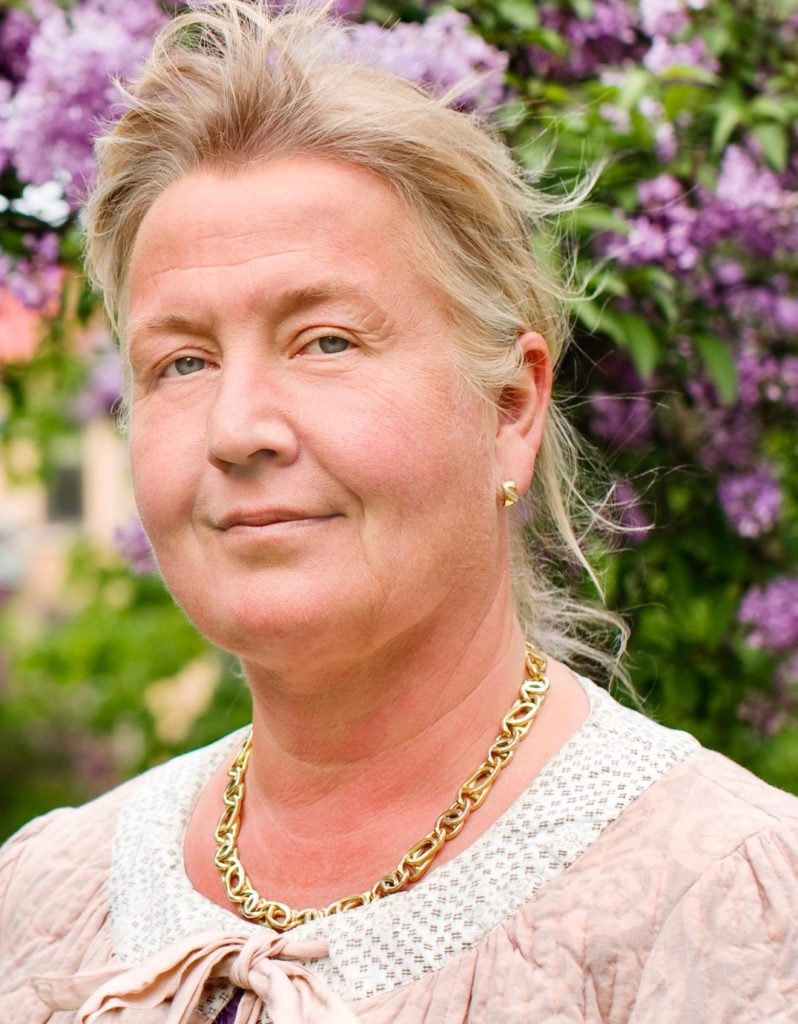 Katarina Arvidson porträtt framför blommor