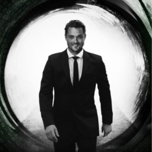 Petter Larsson med en cirkel runt sig, som James Bond
